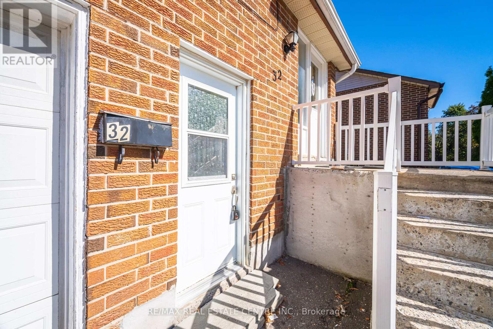2 - 32 Mount Pleasant Drive, Brampton, Ontario  L6Z 1K2 - Photo 4 - W12480157
