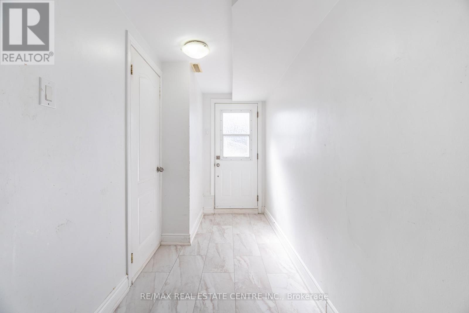 2 - 32 Mount Pleasant Drive, Brampton, Ontario  L6Z 1K2 - Photo 5 - W12480157