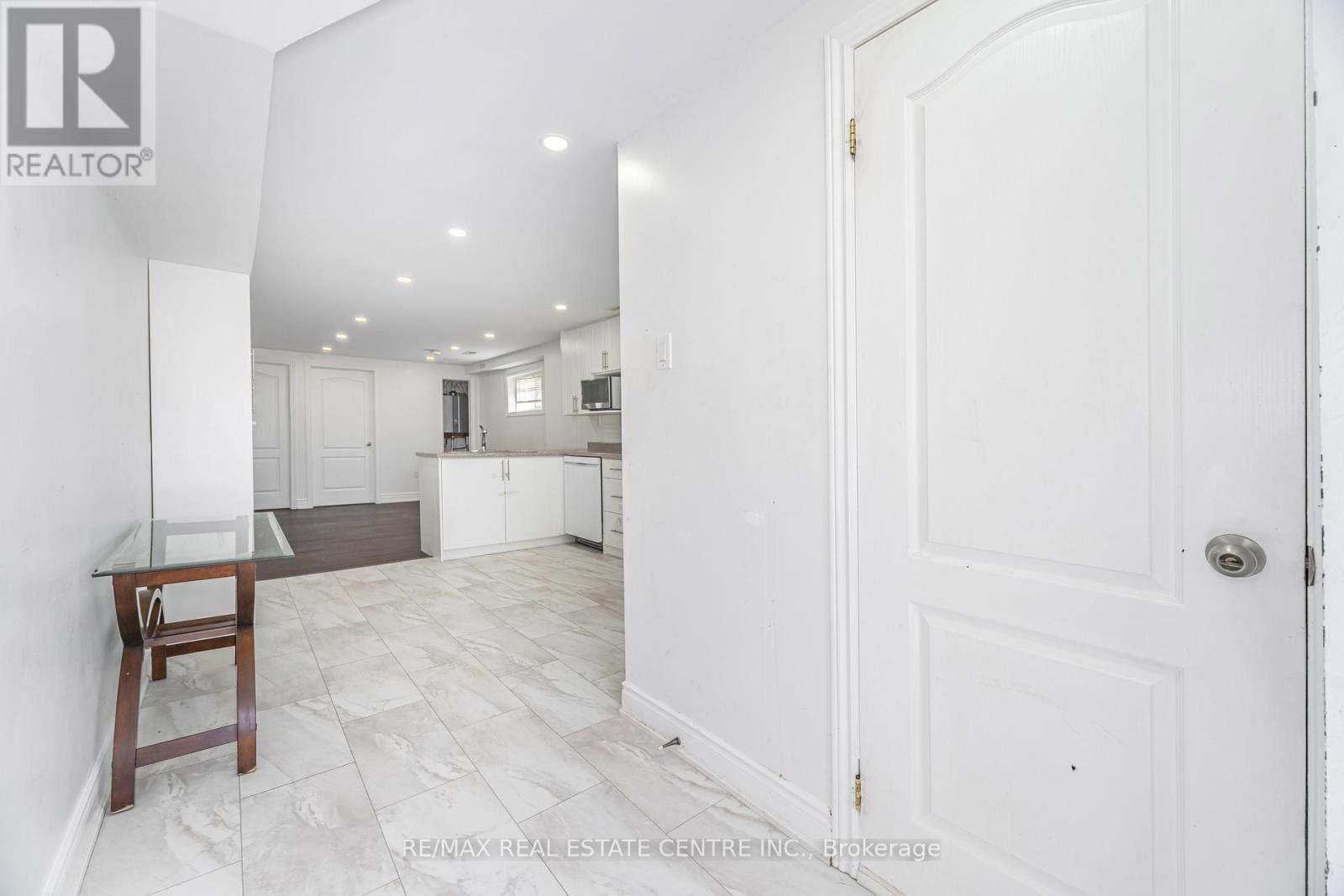 2 - 32 Mount Pleasant Drive, Brampton, Ontario  L6Z 1K2 - Photo 6 - W12480157