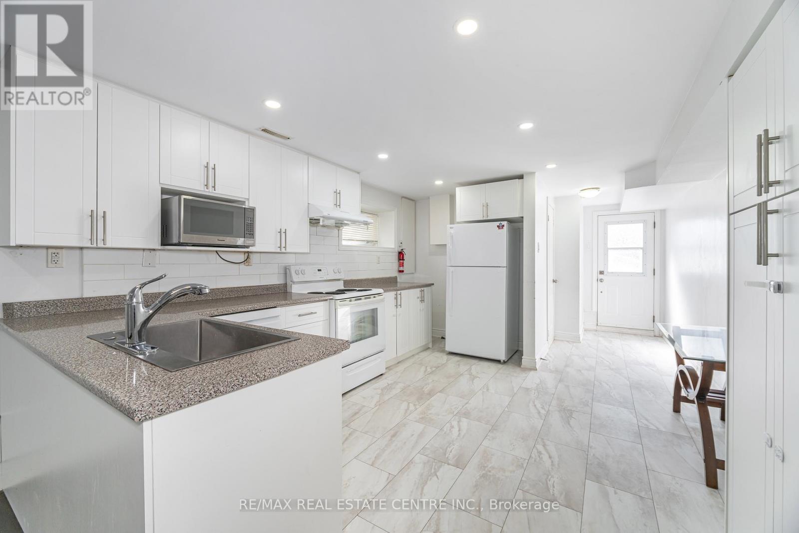 2 - 32 Mount Pleasant Drive, Brampton, Ontario  L6Z 1K2 - Photo 8 - W12480157