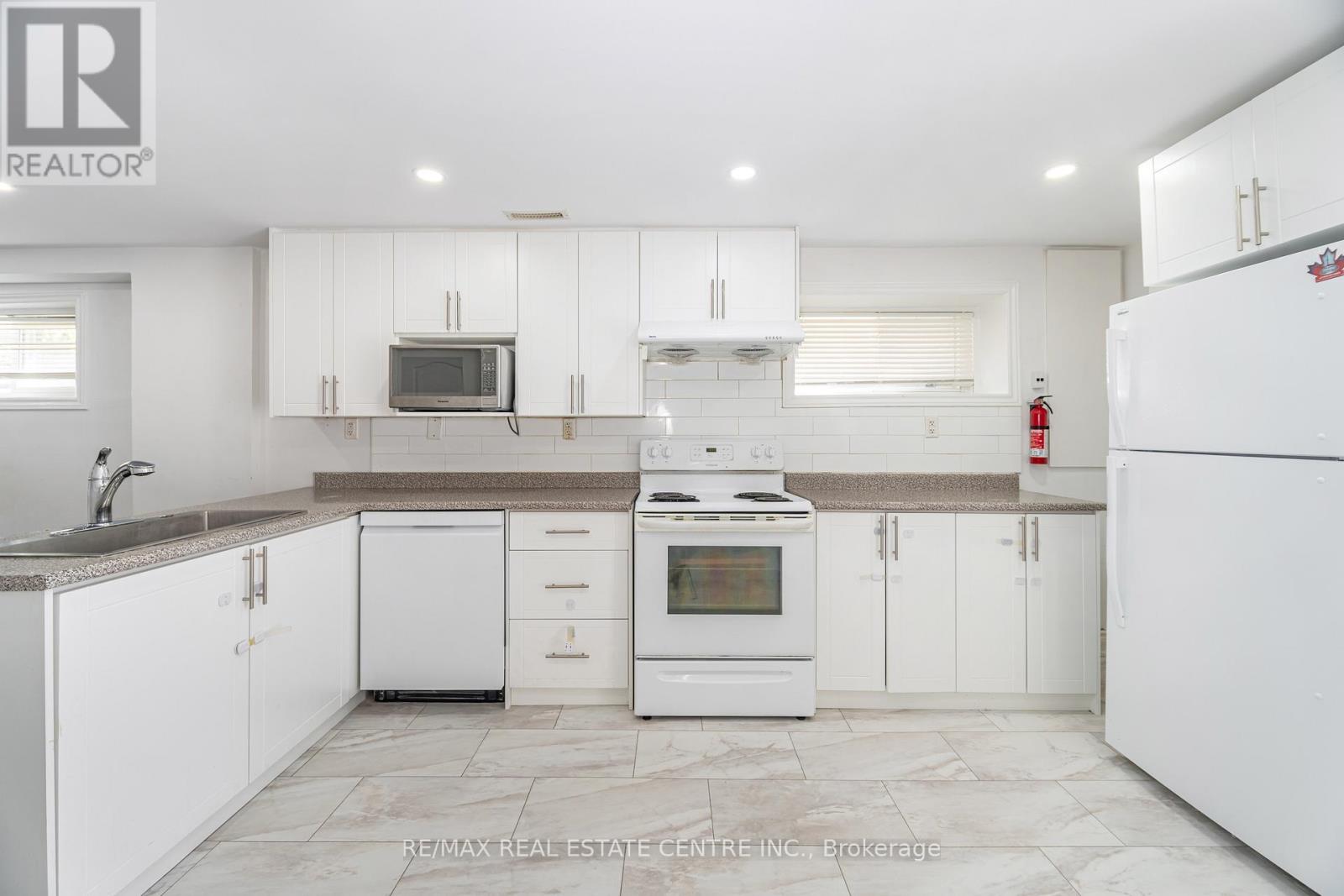 2 - 32 Mount Pleasant Drive, Brampton, Ontario  L6Z 1K2 - Photo 9 - W12480157