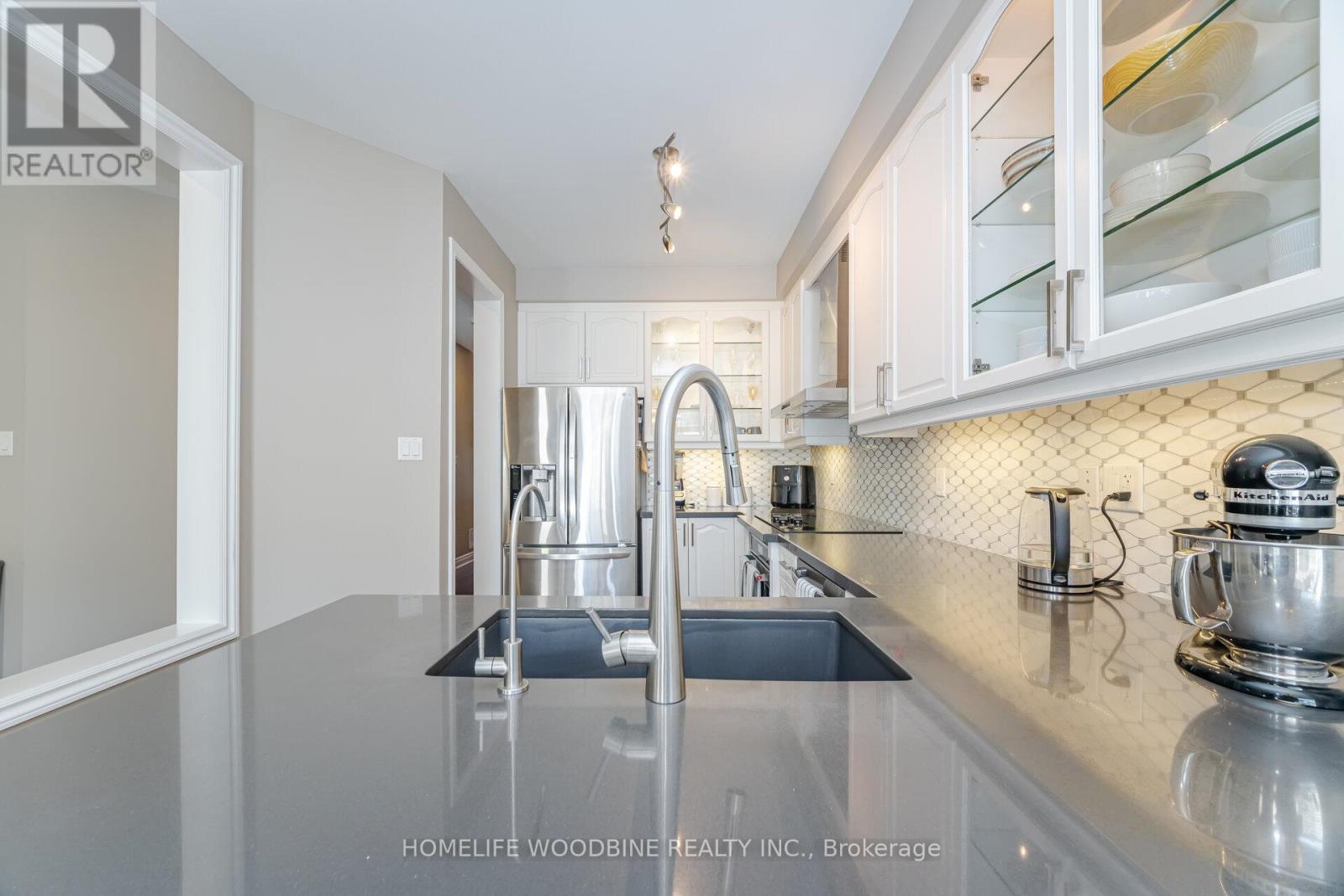 31 Boundbrook Drive, Brampton, Ontario  L7A 0M1 - Photo 9 - W12480185