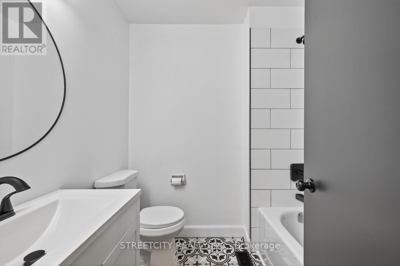 1128 Overlea Crescent, Sarnia, Ontario  N7S 4E4 - Photo 15 - X12480411