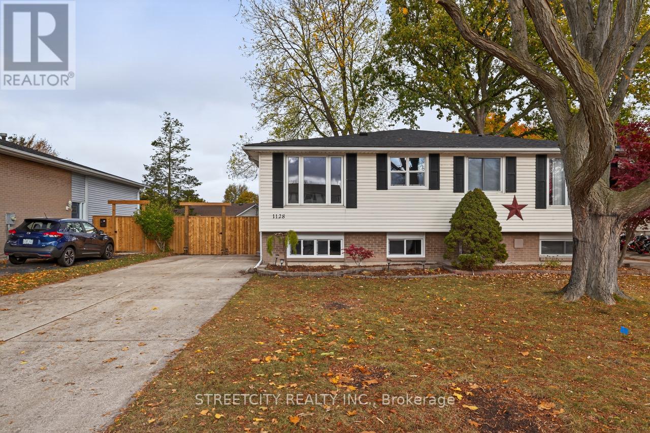 1128 Overlea Crescent, Sarnia, Ontario  N7S 4E4 - Photo 2 - X12480411