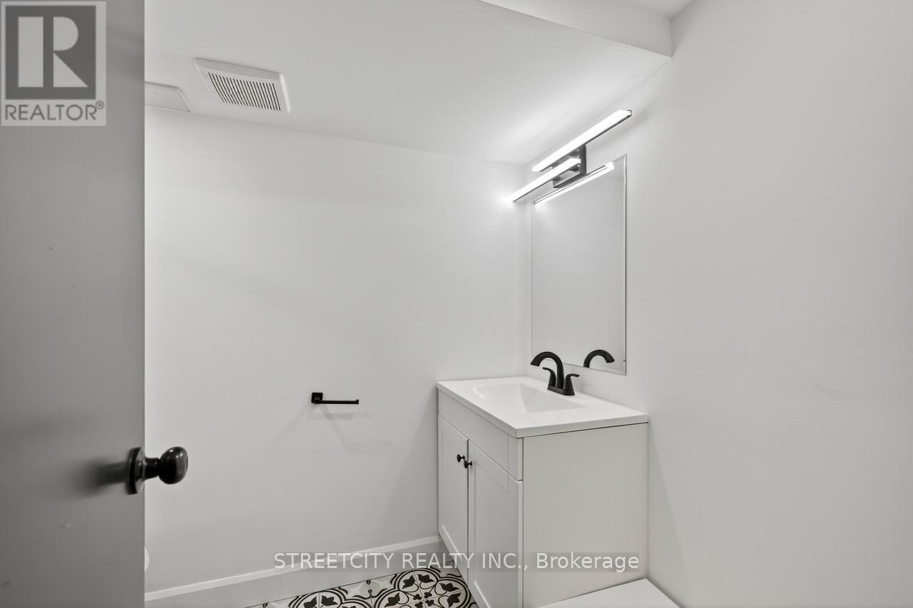 1128 Overlea Crescent, Sarnia, Ontario  N7S 4E4 - Photo 23 - X12480411
