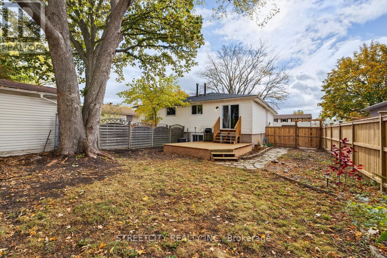 1128 Overlea Crescent, Sarnia, Ontario  N7S 4E4 - Photo 27 - X12480411
