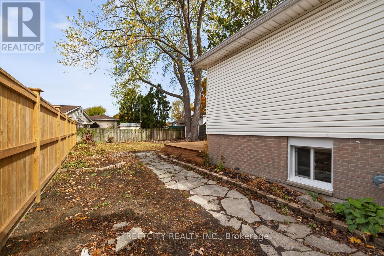 1128 Overlea Crescent, Sarnia, Ontario  N7S 4E4 - Photo 32 - X12480411