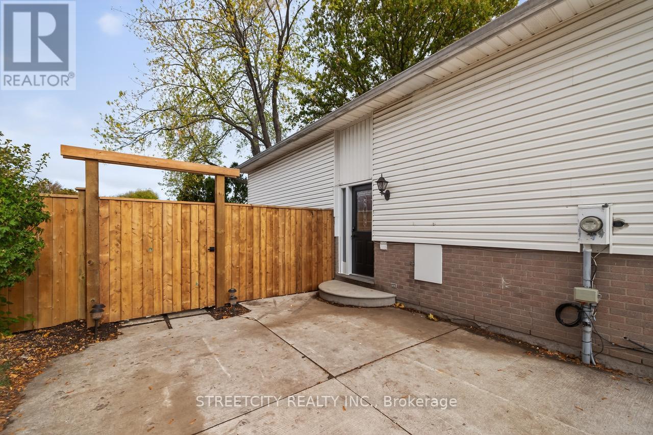 1128 Overlea Crescent, Sarnia, Ontario  N7S 4E4 - Photo 33 - X12480411