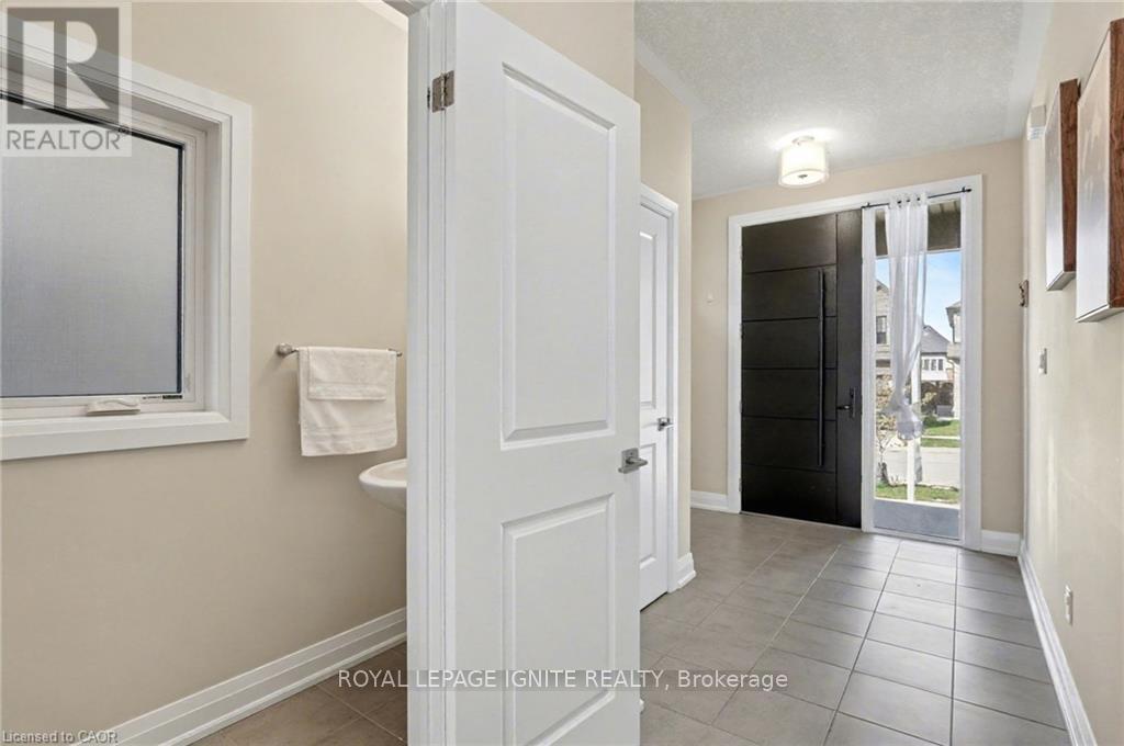 156 Ridgemount Street, Kitchener, Ontario  N2P 0K4 - Photo 4 - X12480154