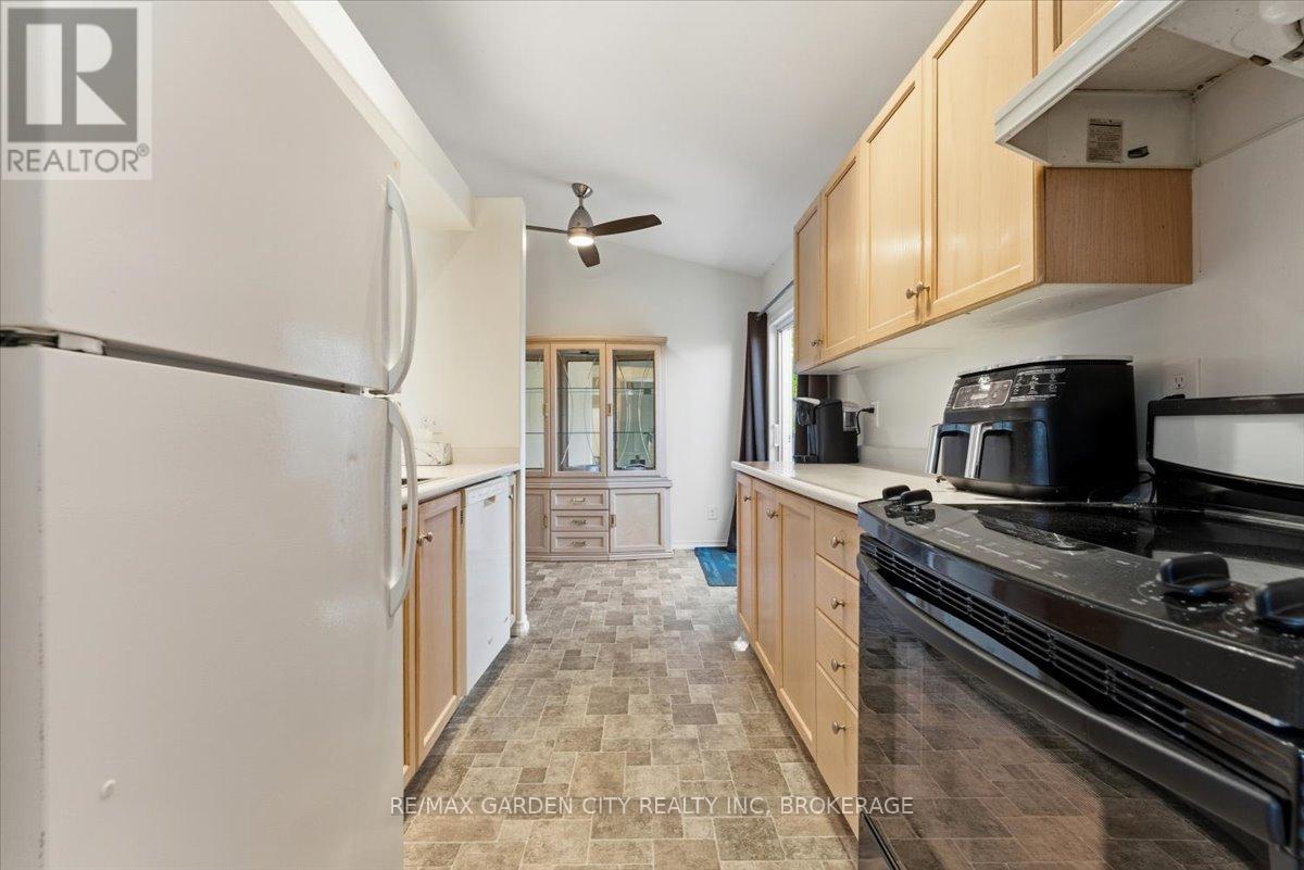 4 Fox Trail Drive, St. Catharines (Rykert/vansickle), Ontario  L2S 3T7 - Photo 9 - X12480311