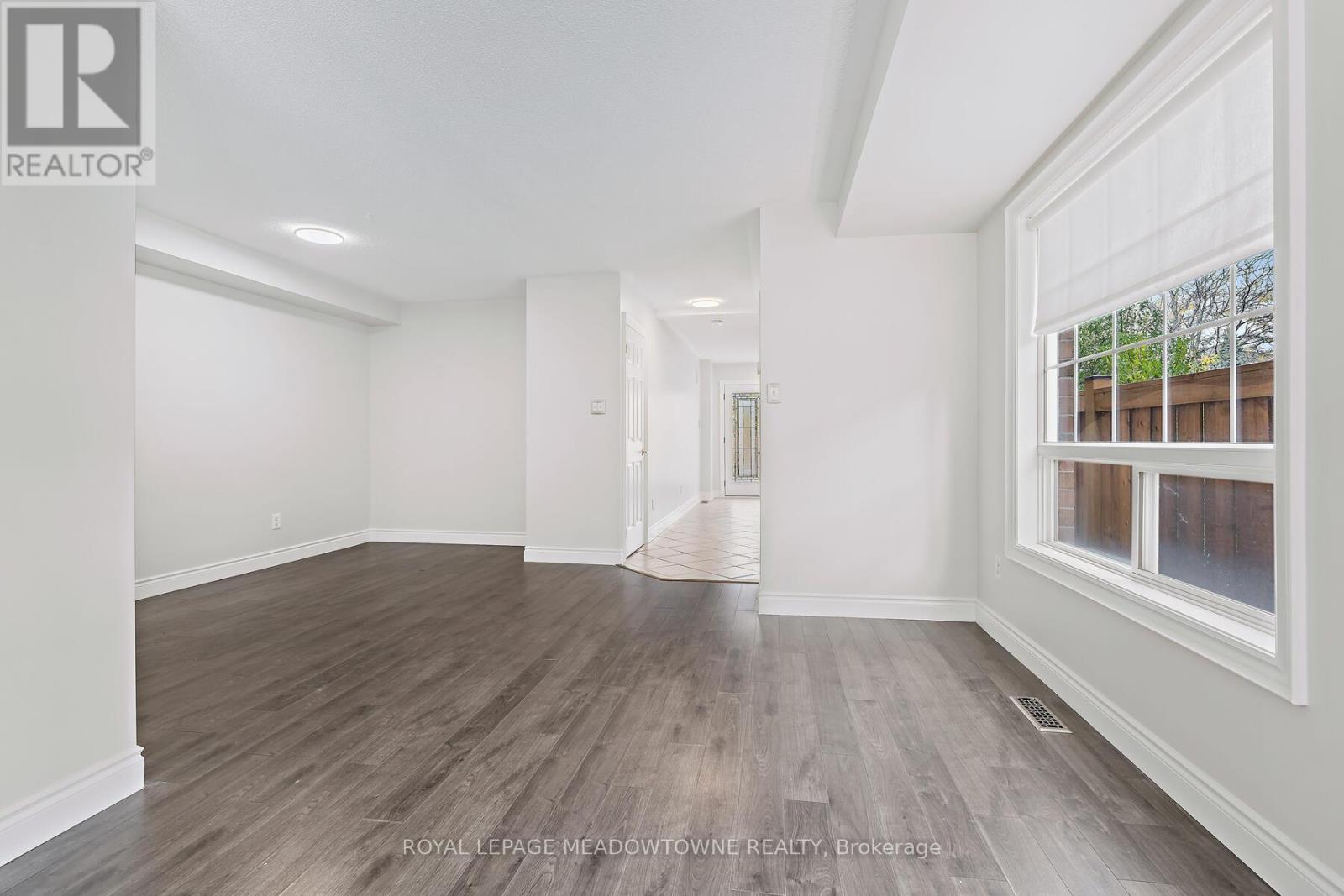 128 Dominion Gardens Drive, Halton Hills (Georgetown), Ontario  L7G 6B6 - Photo 6 - W12480194
