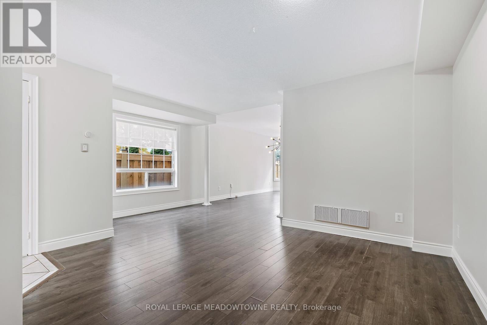 128 Dominion Gardens Drive, Halton Hills (Georgetown), Ontario  L7G 6B6 - Photo 8 - W12480194