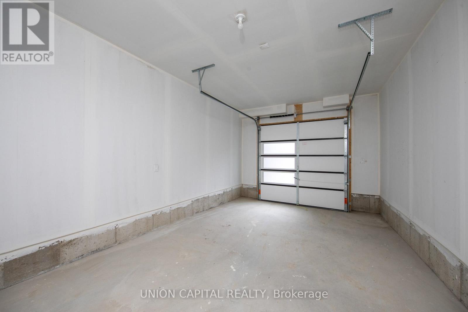 59 Creekbank Road, Toronto, Ontario  M6L 0A4 - Photo 11 - W12480226