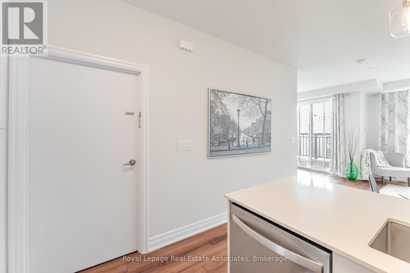 728 - 665 Cricklewood Drive, Mississauga, Ontario  L5G 0B9 - Photo 4 - W12480239