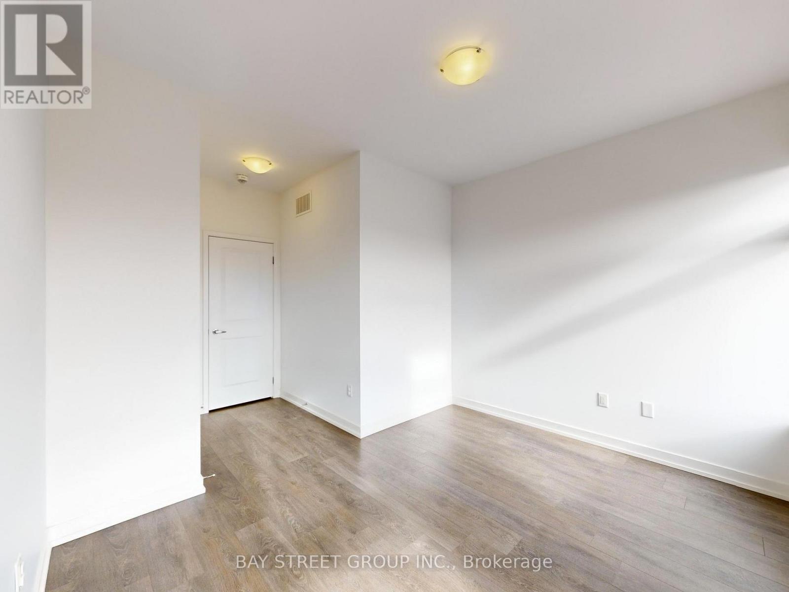 219 Huguenot Road, Oakville, Ontario  L6H 7C3 - Photo 29 - W12478092