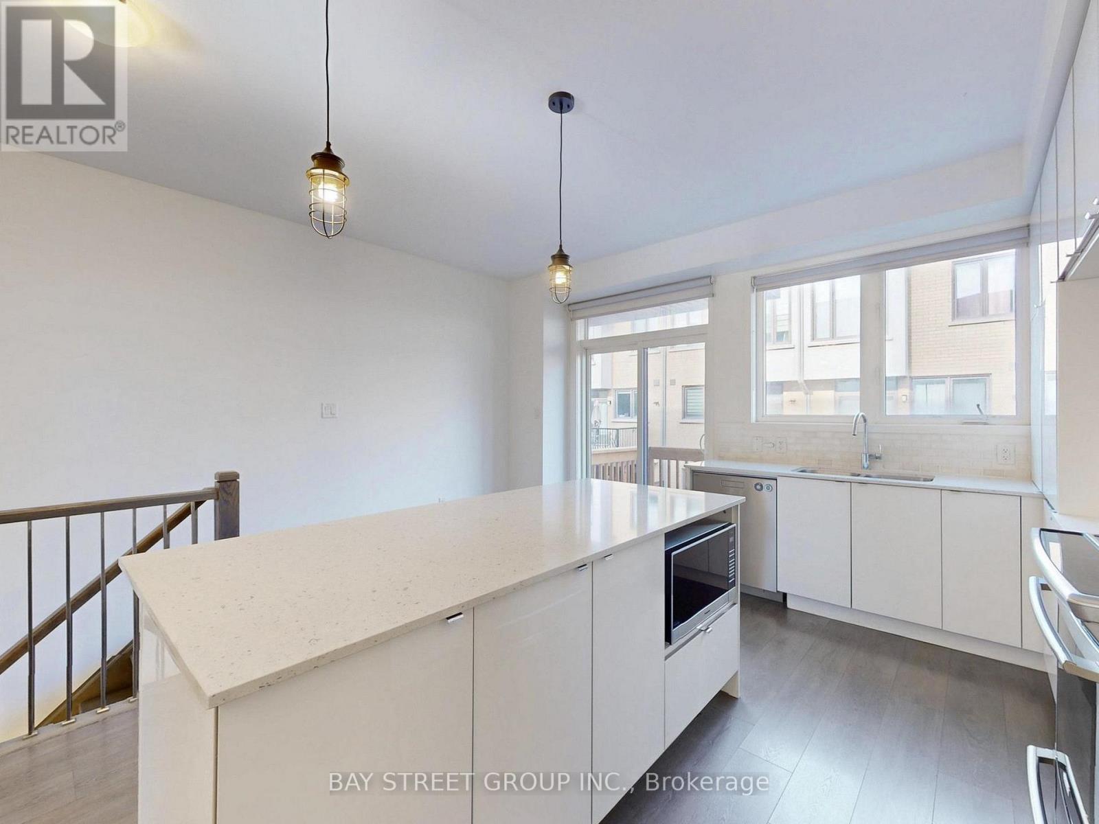 219 Huguenot Road, Oakville, Ontario  L6H 7C3 - Photo 10 - W12478092