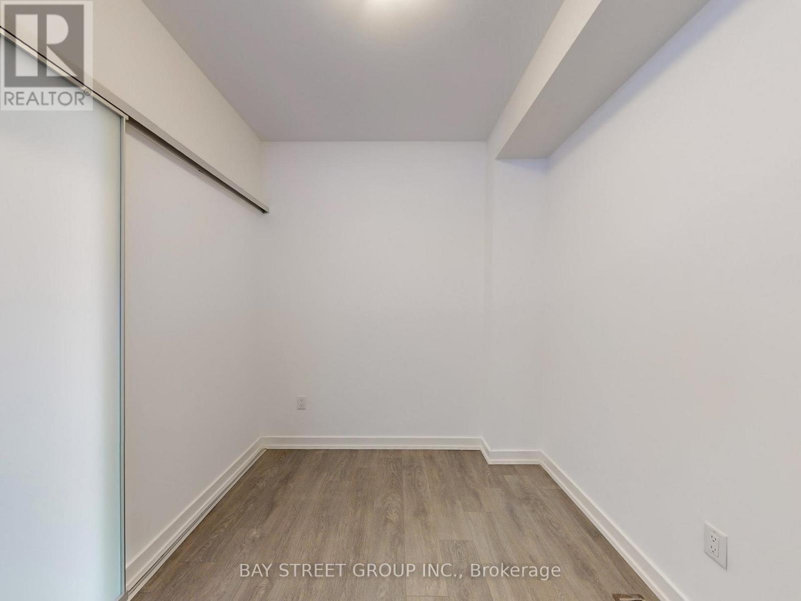 219 Huguenot Road, Oakville, Ontario  L6H 7C3 - Photo 15 - W12478092