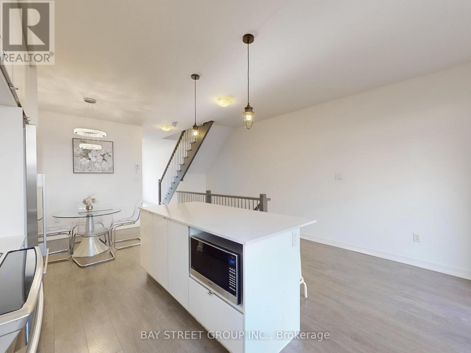 219 Huguenot Road, Oakville, Ontario  L6H 7C3 - Photo 9 - W12478092