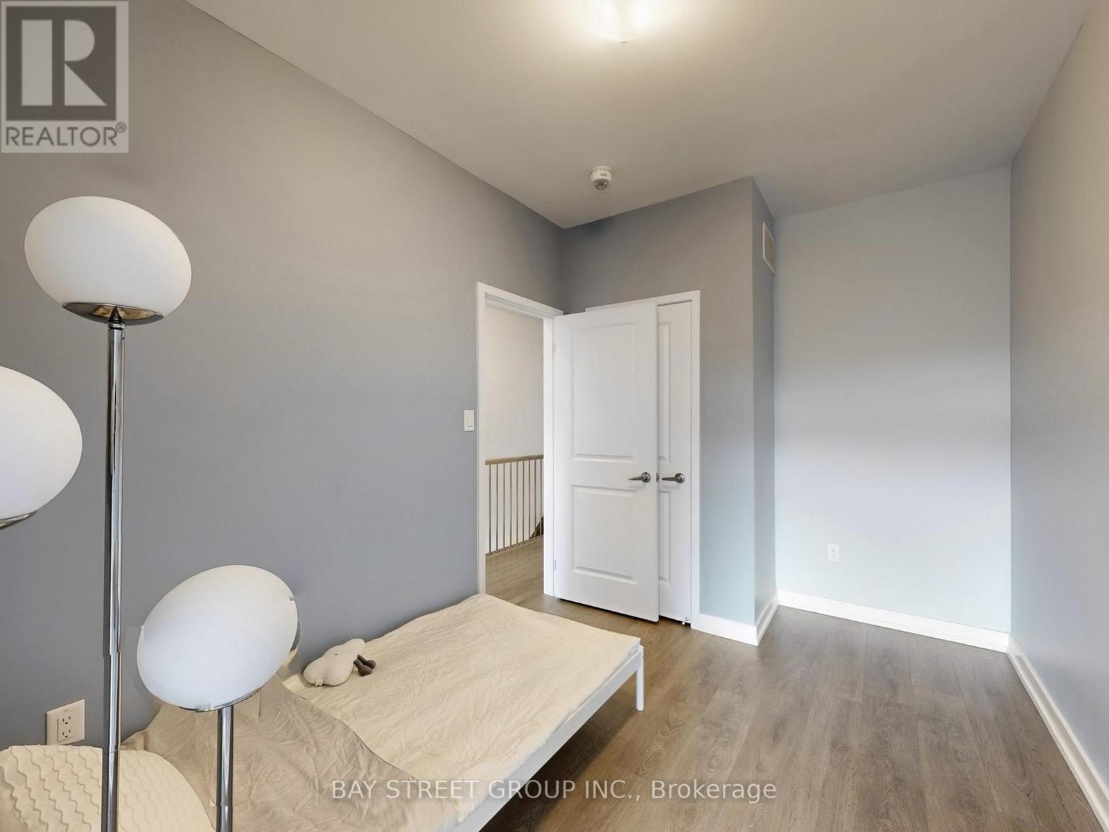 219 Huguenot Road, Oakville, Ontario  L6H 7C3 - Photo 25 - W12478092