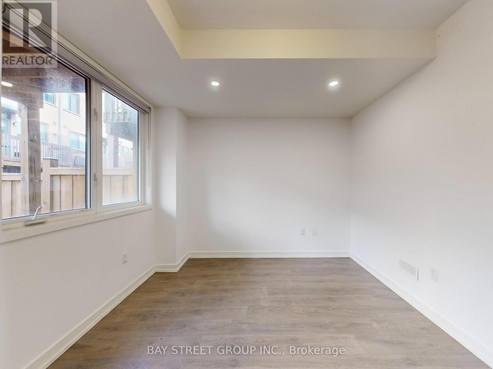 219 Huguenot Road, Oakville, Ontario  L6H 7C3 - Photo 37 - W12478092