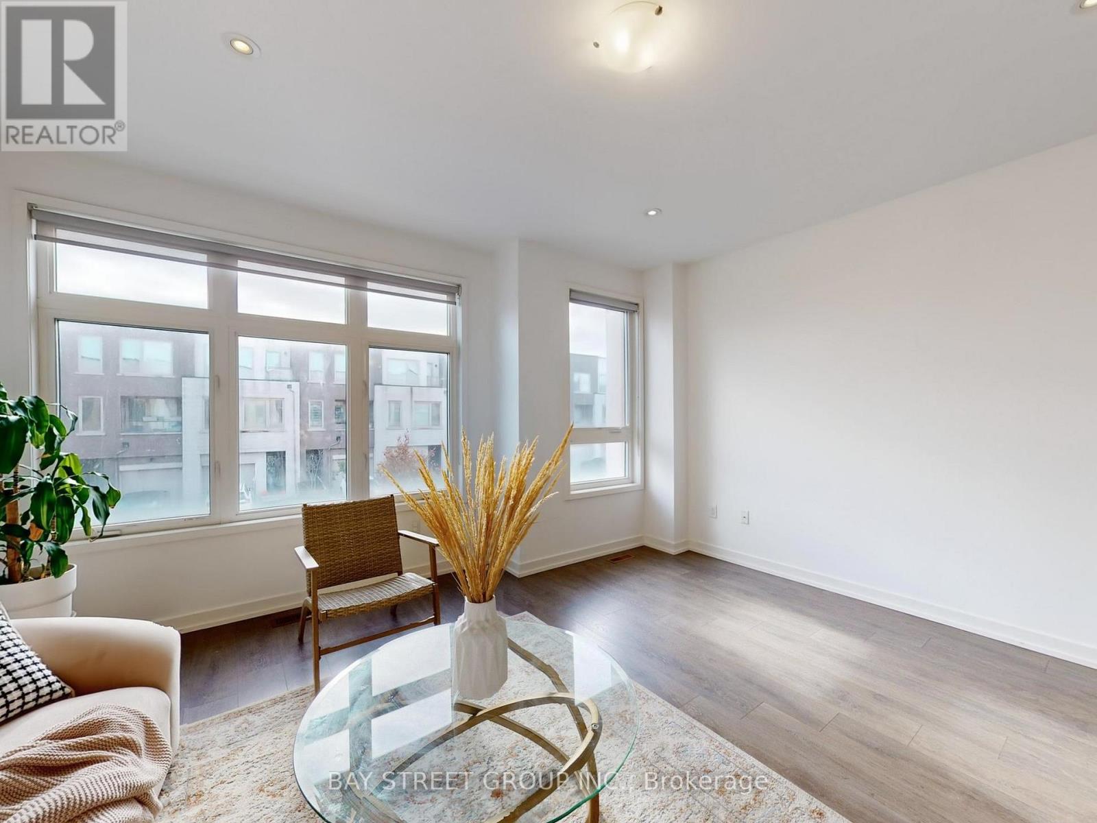 219 Huguenot Road, Oakville, Ontario  L6H 7C3 - Photo 4 - W12478092