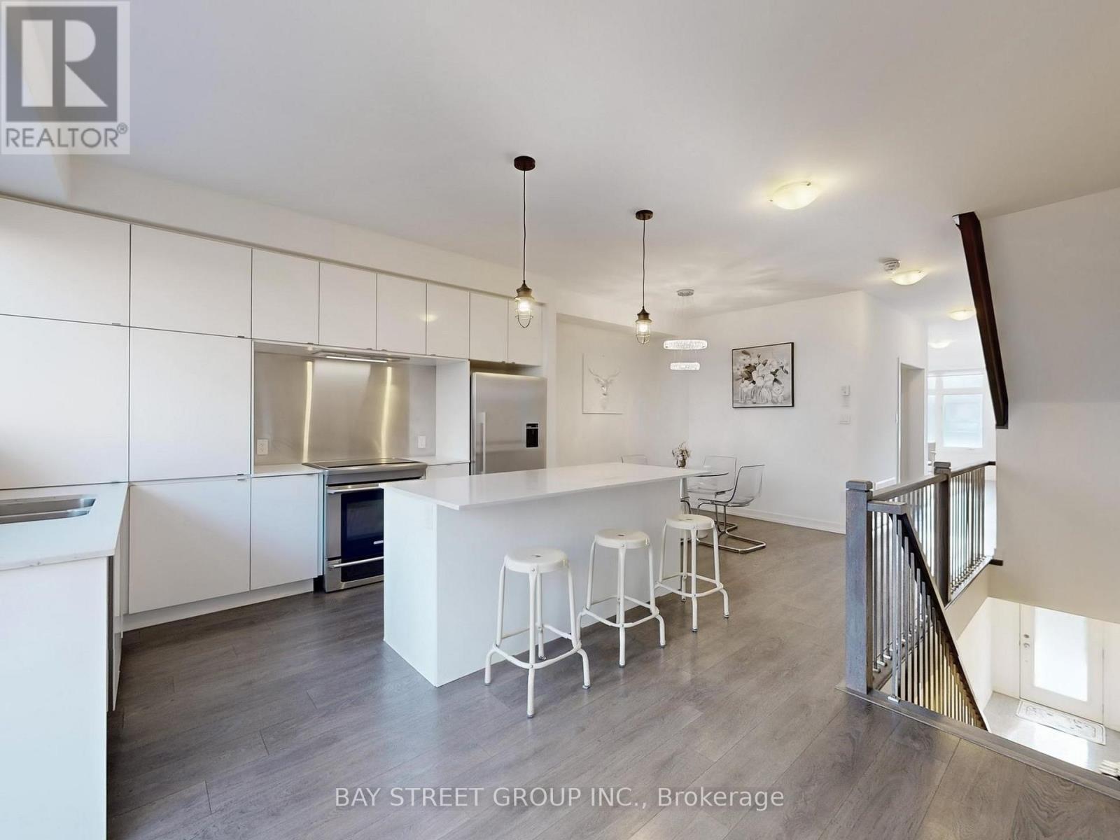 219 Huguenot Road, Oakville, Ontario  L6H 7C3 - Photo 8 - W12478092