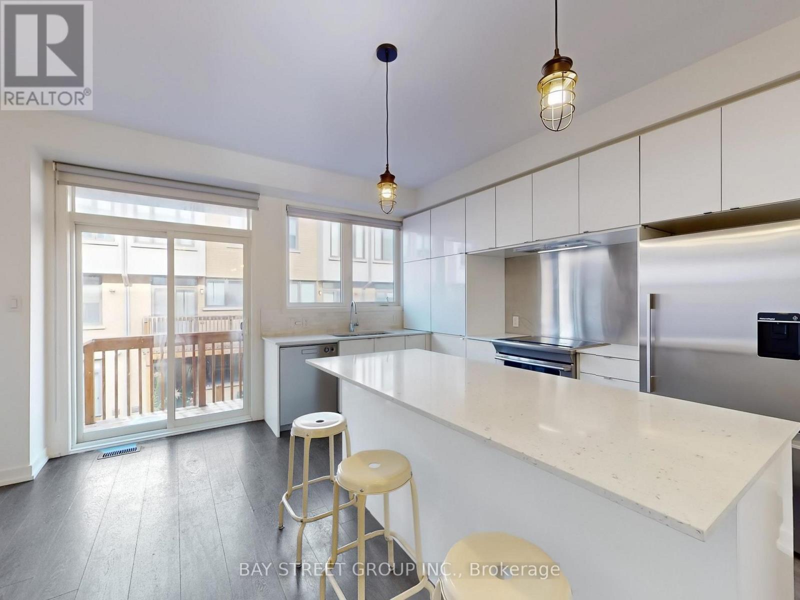 219 Huguenot Road, Oakville, Ontario  L6H 7C3 - Photo 7 - W12478092