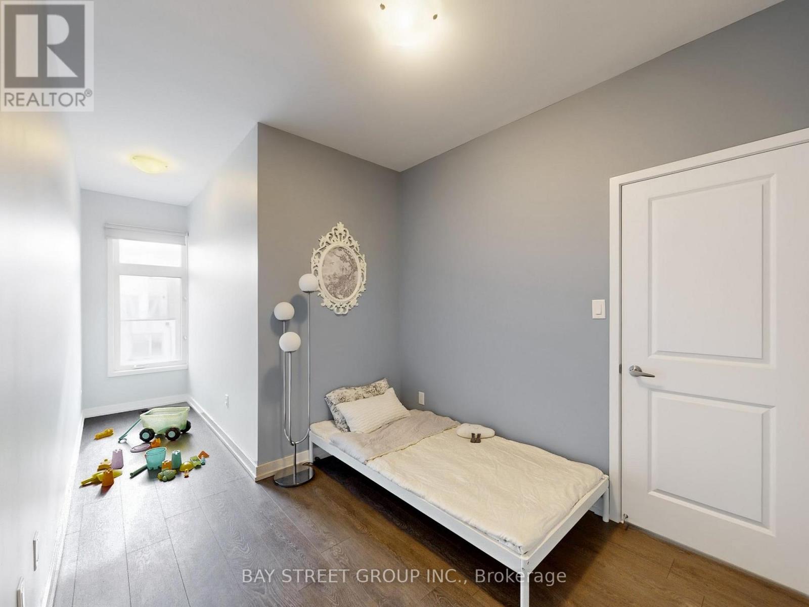 219 Huguenot Road, Oakville, Ontario  L6H 7C3 - Photo 24 - W12478092