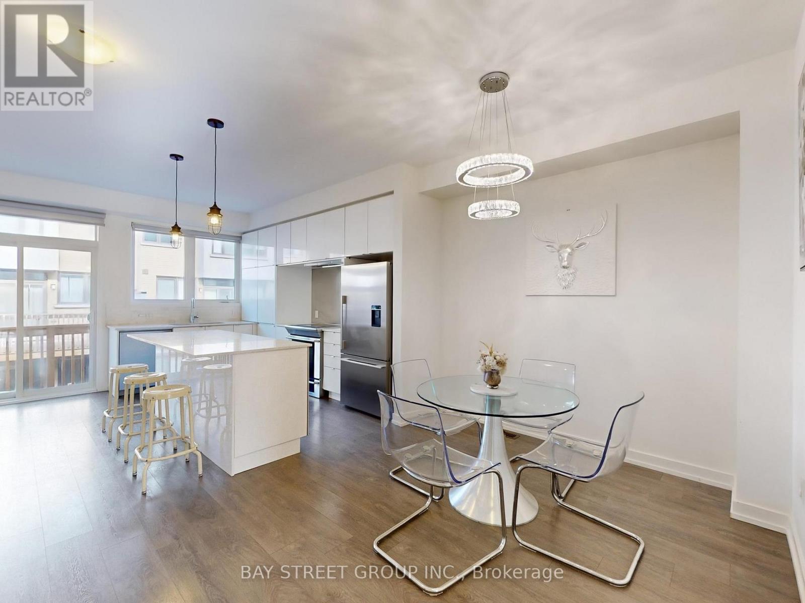 219 Huguenot Road, Oakville, Ontario  L6H 7C3 - Photo 6 - W12478092