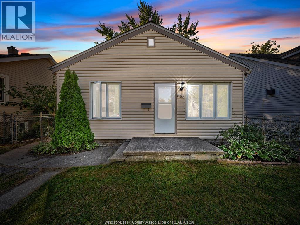683 Stanley, Windsor, Ontario  N8X 3B3 - Photo 2 - 25027071