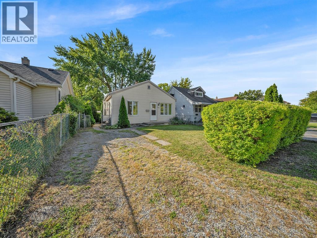 683 Stanley, Windsor, Ontario  N8X 3B3 - Photo 3 - 25027071