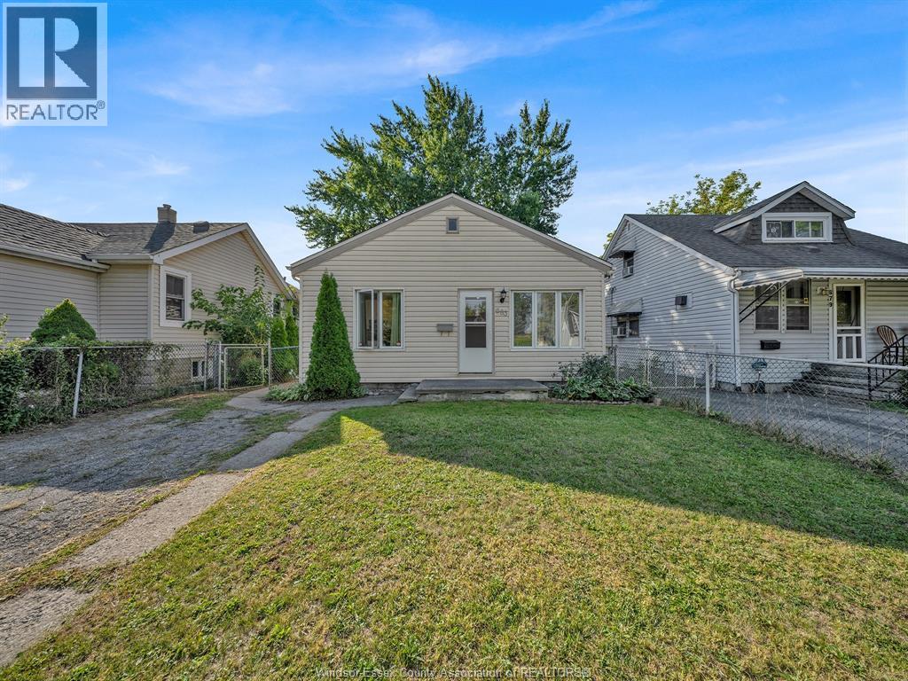 683 Stanley, Windsor, Ontario  N8X 3B3 - Photo 4 - 25027071