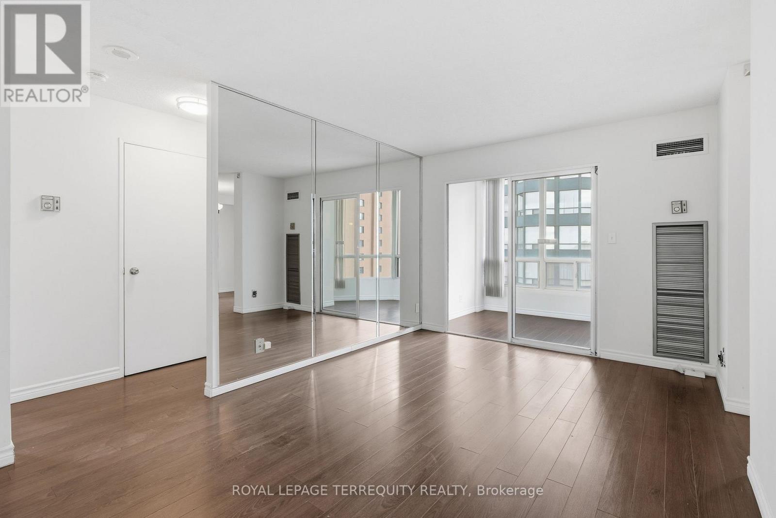 712 - 155 Hillcrest Avenue, Mississauga (Cooksville), Ontario  L5B 3Z2 - Photo 2 - W12443511
