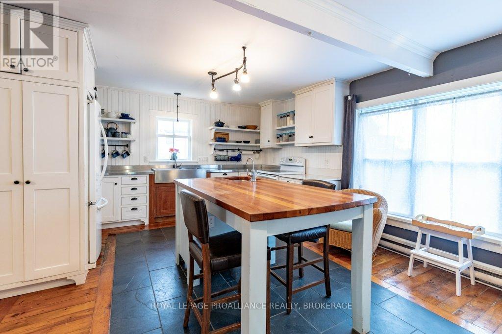 11 Eliza Street, Frontenac Islands (The Islands), Ontario  K0H 2Y0 - Photo 10 - X12480477