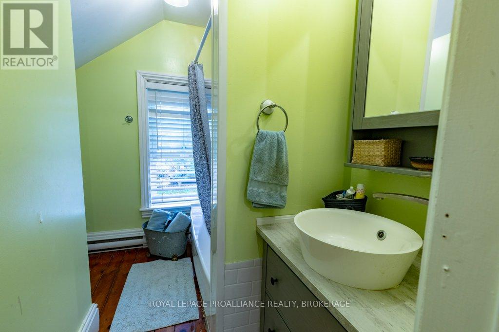 11 Eliza Street, Frontenac Islands (The Islands), Ontario  K0H 2Y0 - Photo 28 - X12480477