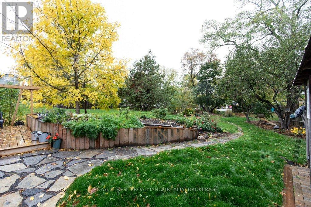 11 Eliza Street, Frontenac Islands (The Islands), Ontario  K0H 2Y0 - Photo 33 - X12480477