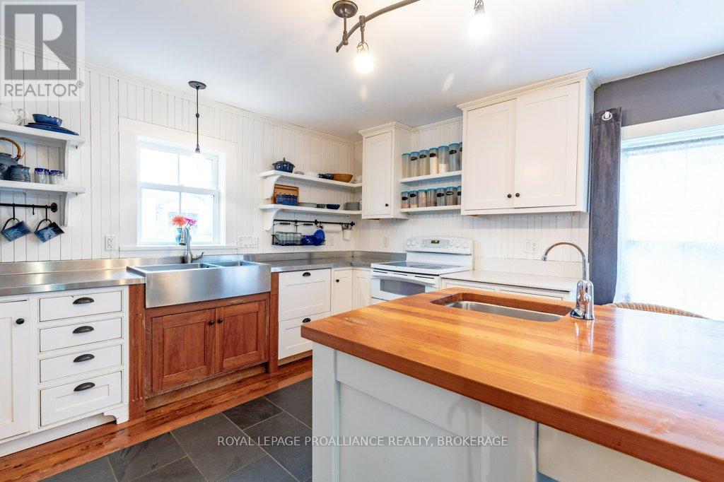 11 Eliza Street, Frontenac Islands (The Islands), Ontario  K0H 2Y0 - Photo 8 - X12480477