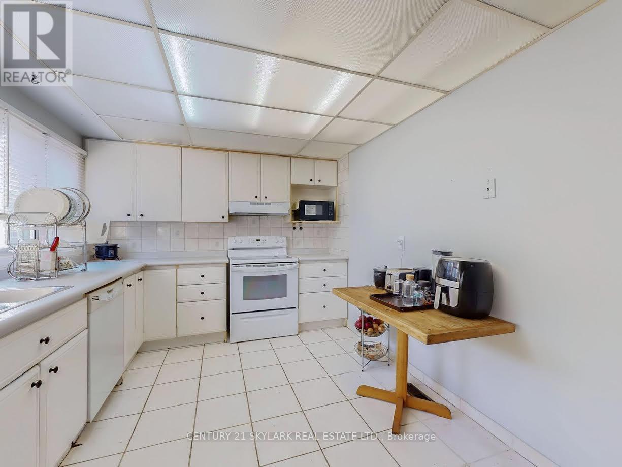 2 Dove Hawk Way, Toronto (Westminster-Branson), Ontario  M2R 3M2 - Photo 12 - C12480413