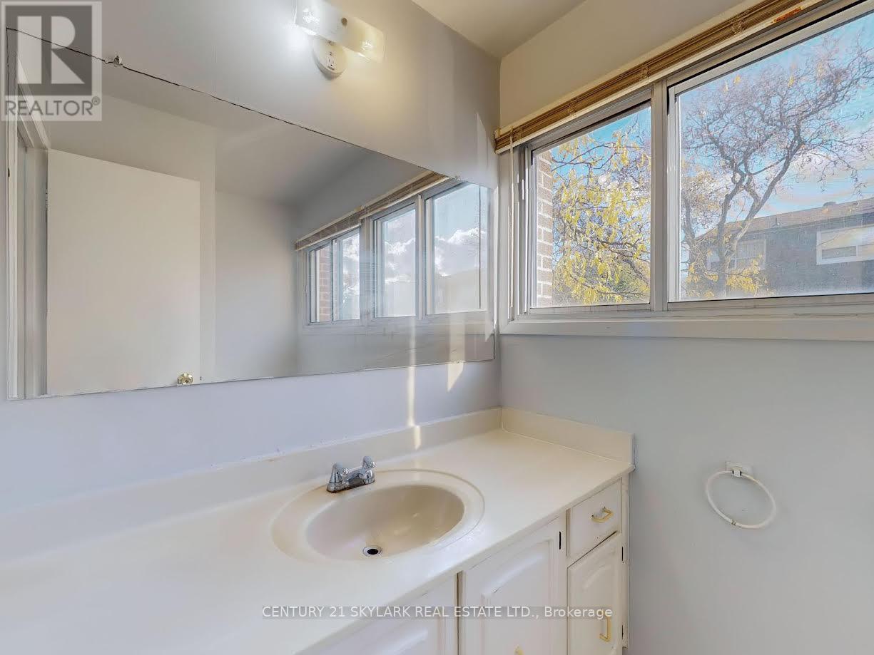 2 Dove Hawk Way, Toronto (Westminster-Branson), Ontario  M2R 3M2 - Photo 16 - C12480413