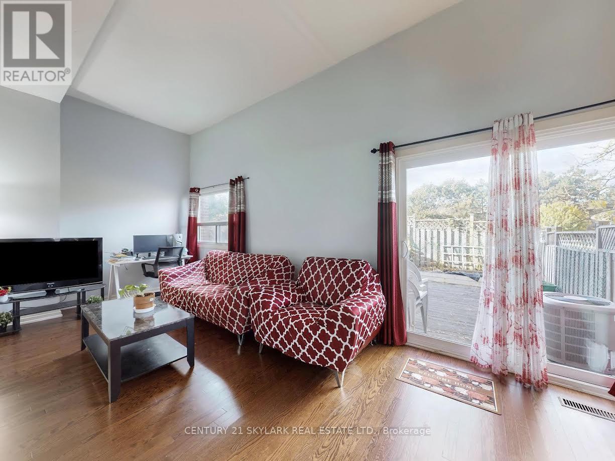 2 Dove Hawk Way, Toronto (Westminster-Branson), Ontario  M2R 3M2 - Photo 4 - C12480413