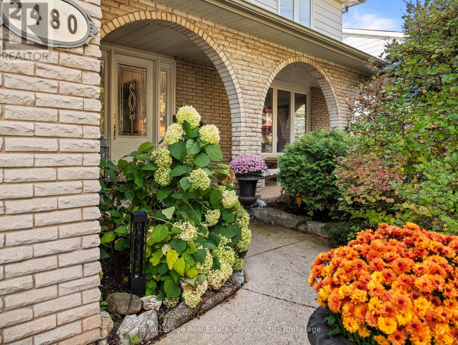 2480 Waterford Street, Oakville, Ontario  L6L 5E6 - Photo 3 - W12480423