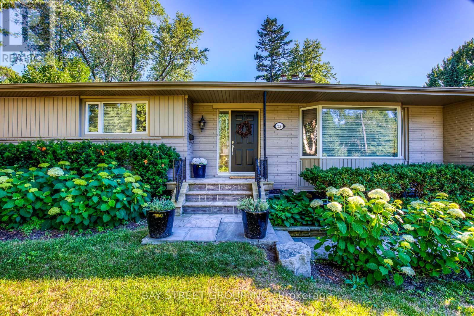 256 Eastcourt Road, Oakville, Ontario  L6J 4Y4 - Photo 2 - W12480354