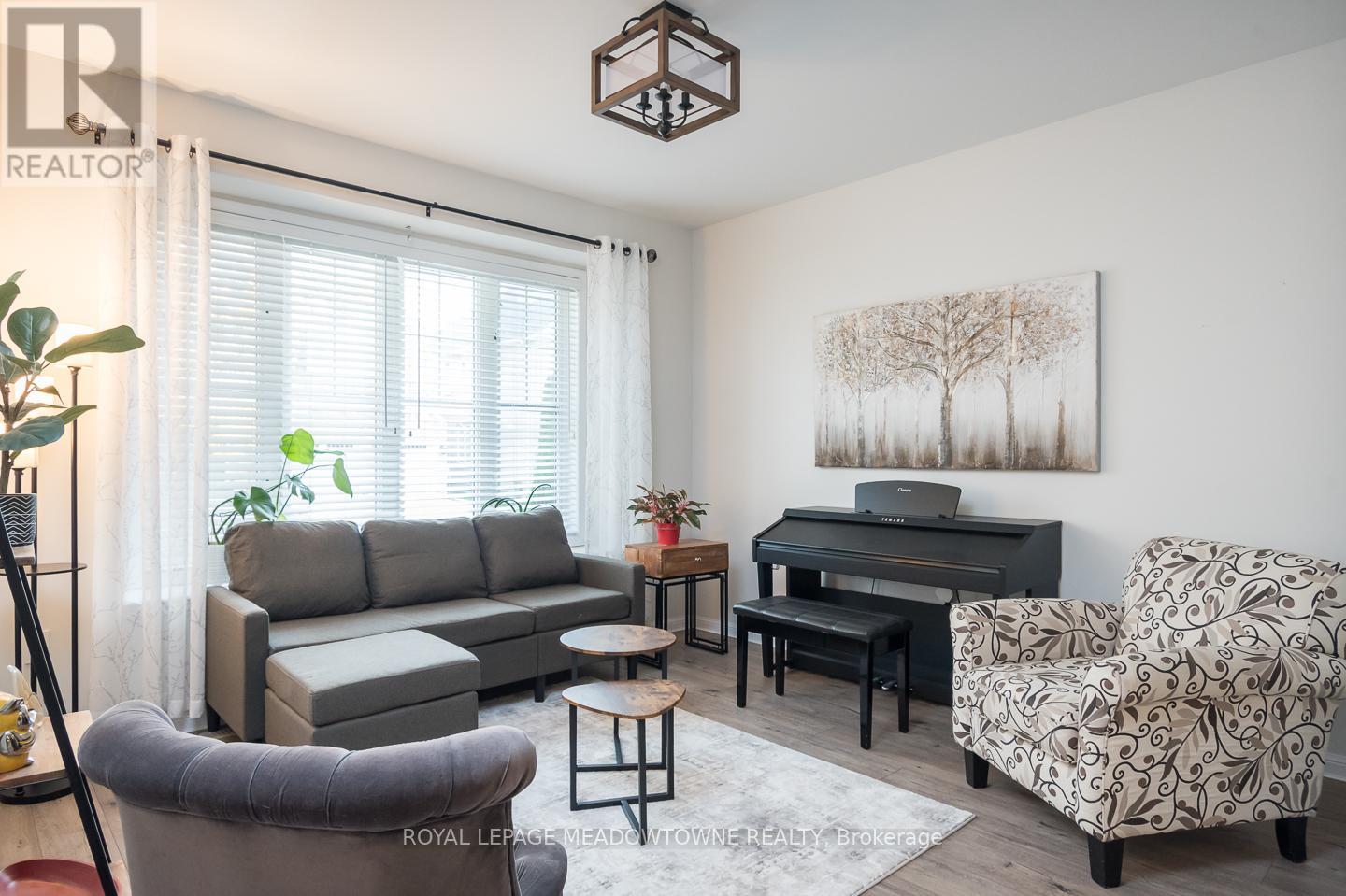 720 Lingen Crescent, Milton, Ontario  L9T 0E5 - Photo 4 - W12480357