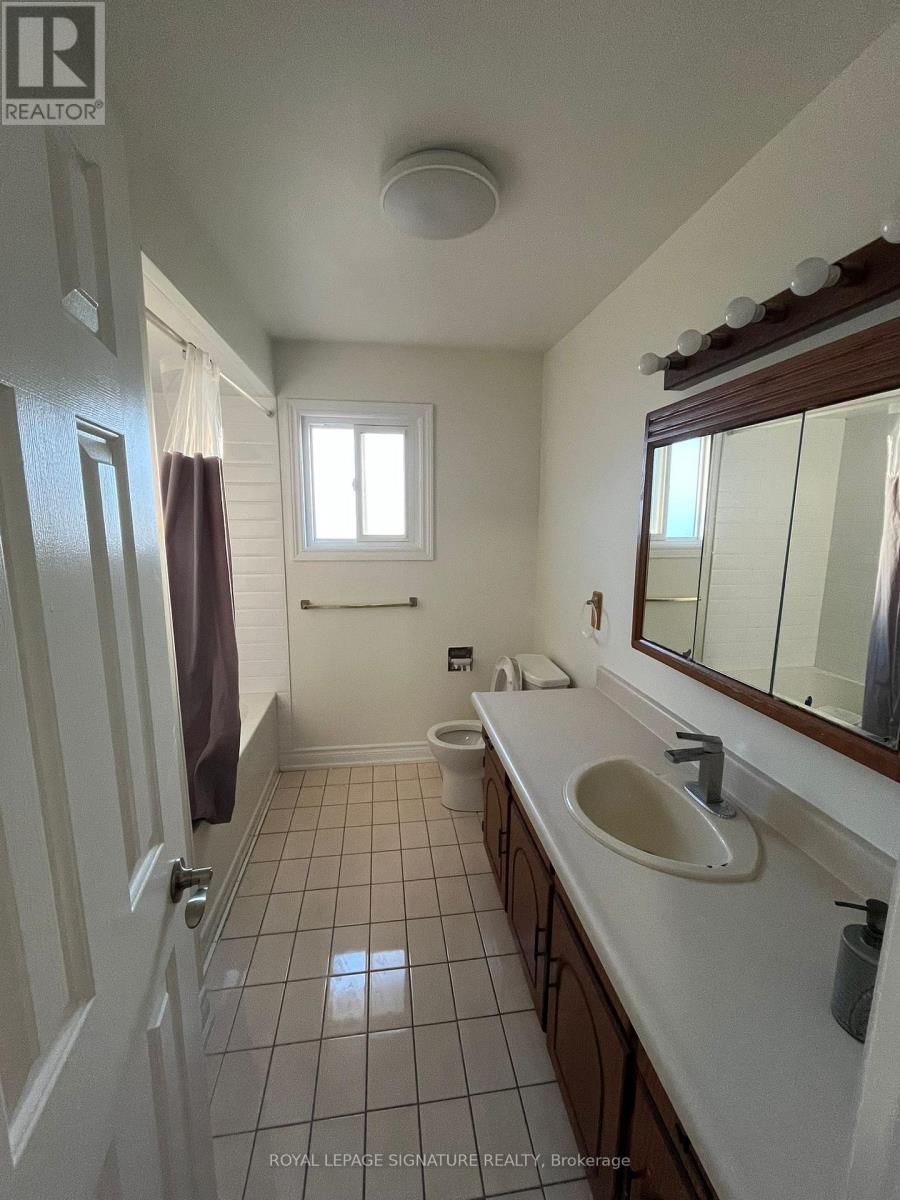 Main - 327 Evergreen Crescent, Oakville, Ontario  L6H 4T7 - Photo 12 - W12480387