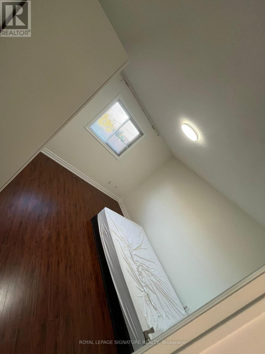 Main - 327 Evergreen Crescent, Oakville, Ontario  L6H 4T7 - Photo 16 - W12480387