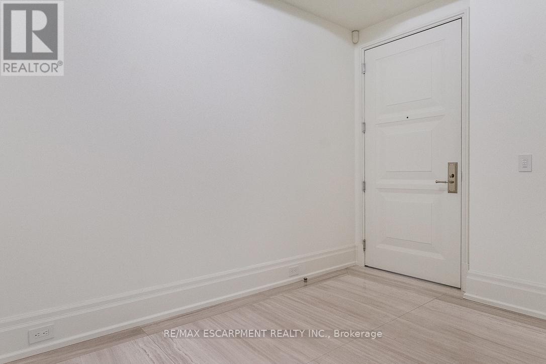 212 - 300 Randall Street, Oakville (Oo Old Oakville), Ontario  L6J 1R1 - Photo 11 - W12456293