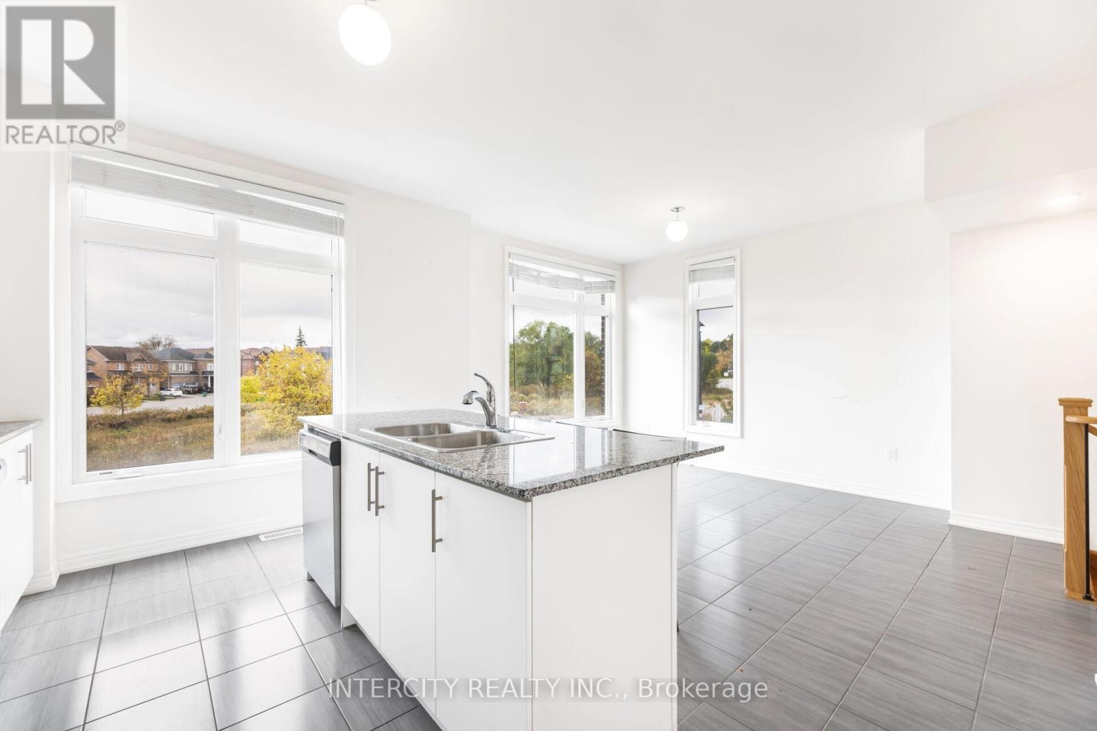 2 Queenpost Drive, Brampton (Credit Valley), Ontario  L6Y 6L2 - Photo 11 - W12473756