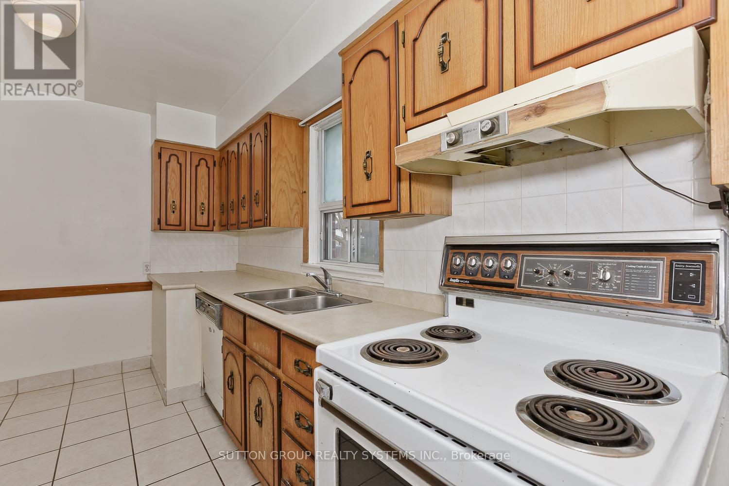 11 Helsby Crescent, Toronto, Ontario  M8W 4V7 - Photo 14 - W12479589