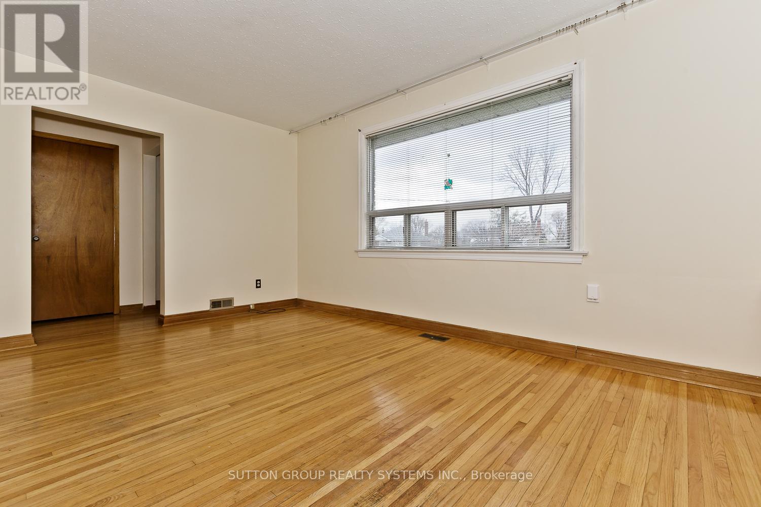 11 Helsby Crescent, Toronto, Ontario  M8W 4V7 - Photo 6 - W12479589