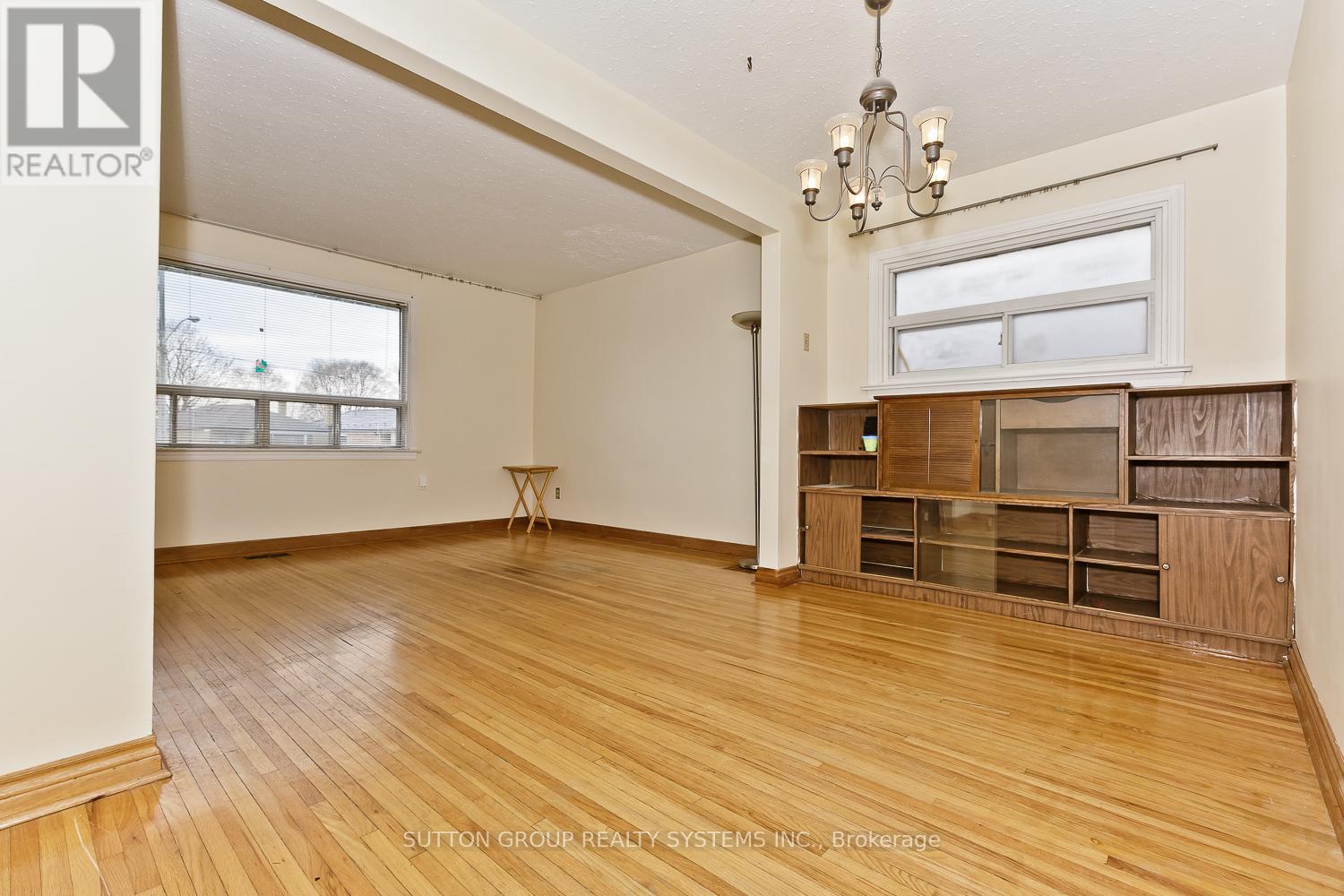 11 Helsby Crescent, Toronto, Ontario  M8W 4V7 - Photo 10 - W12479589